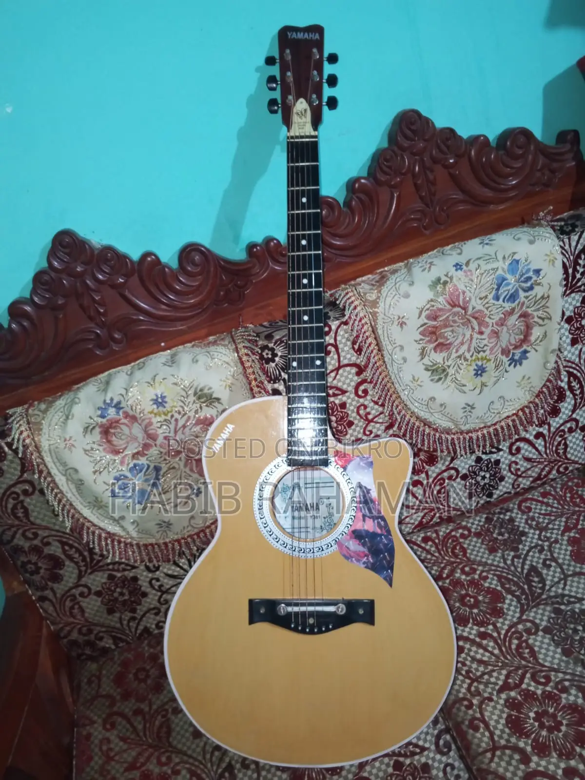 এই গিটারটি বিক্রয় করা হবে।