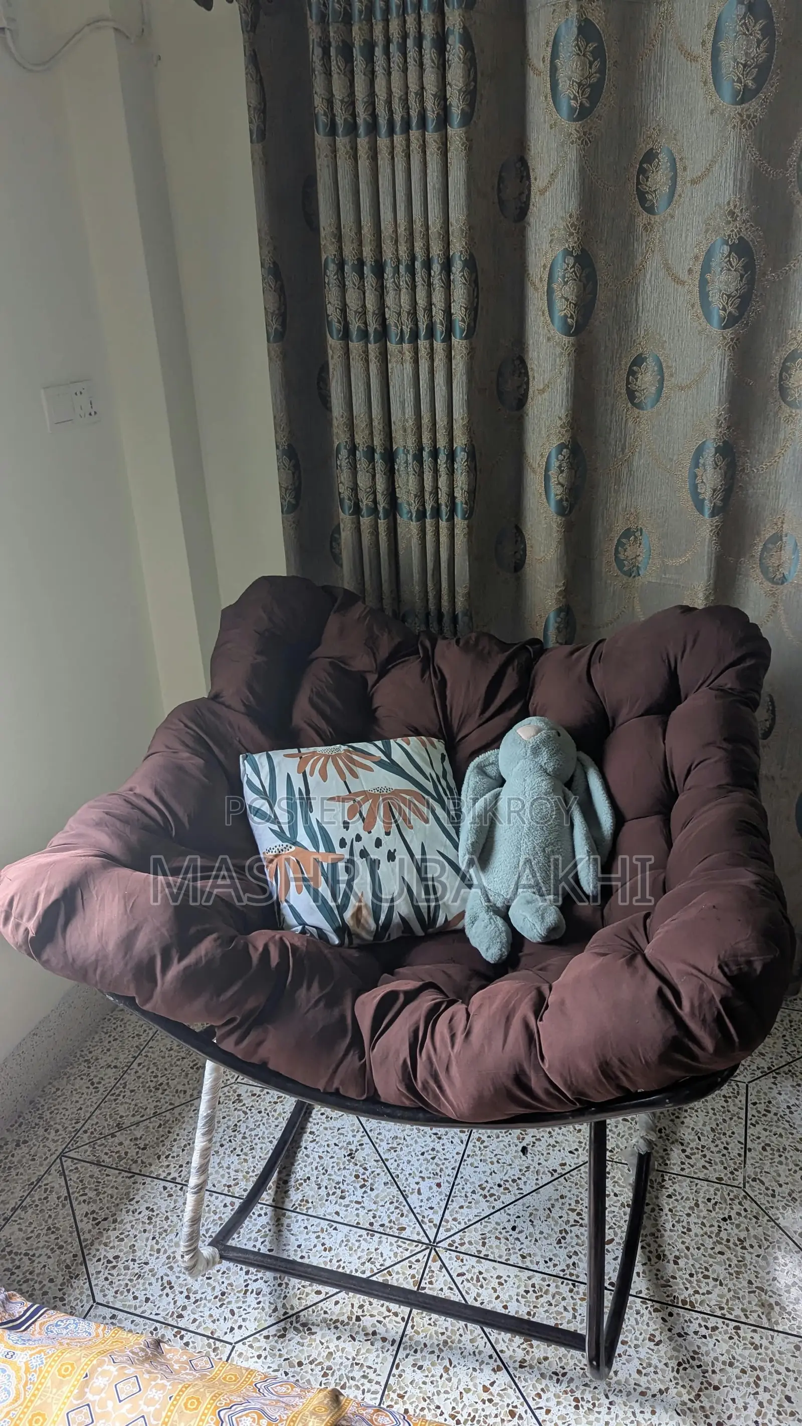 Almost New Semi-Jumbo Lounge Chair for Sale