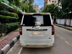টয়োটা নোয়া ২.০ ১৪৩এইচপি এডব্লিউডি (৭ সিটার) ২০১২ পার্ল