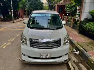 টয়োটা নোয়া ২.০ ১৪৩এইচপি এডব্লিউডি (৭ সিটার) ২০১২ পার্ল