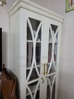 সাদা রঙের বইয়ের আলমারি