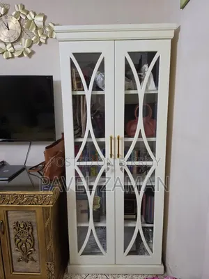 সাদা রঙের বইয়ের আলমারি