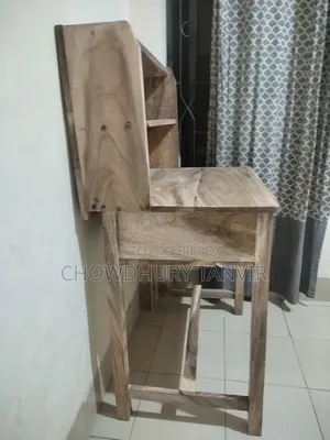কাঠের পড়ার টেবিল