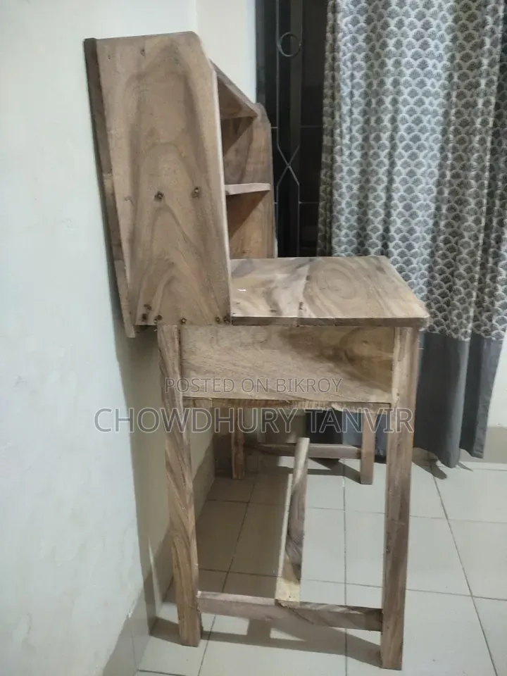 কাঠের পড়ার টেবিল