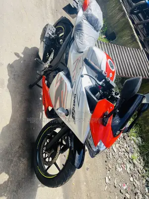 সুজুকি জিক্সার এসএফ ২০২৫ কমলা