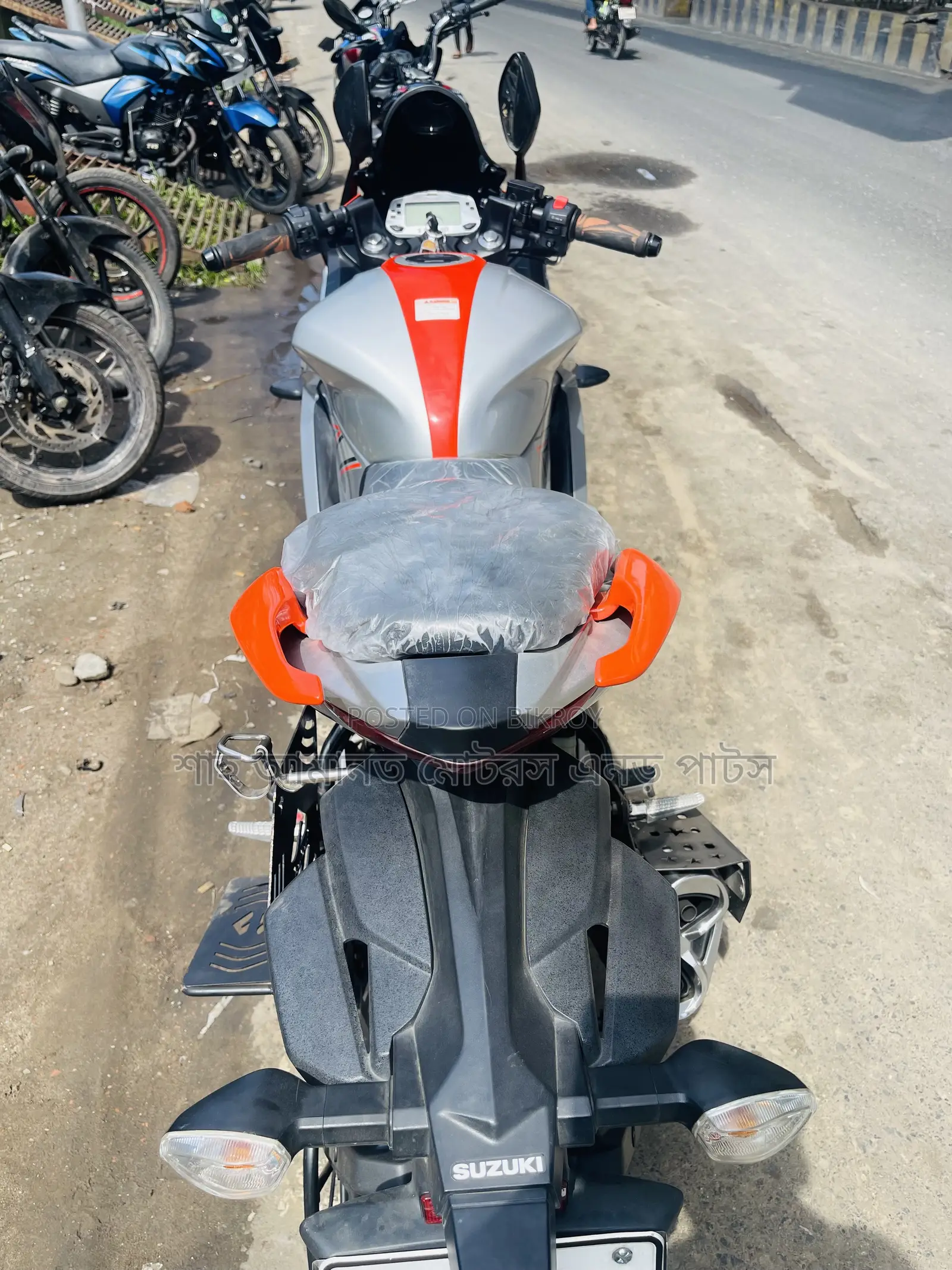 সুজুকি জিক্সার এসএফ ২০২৫ কমলা