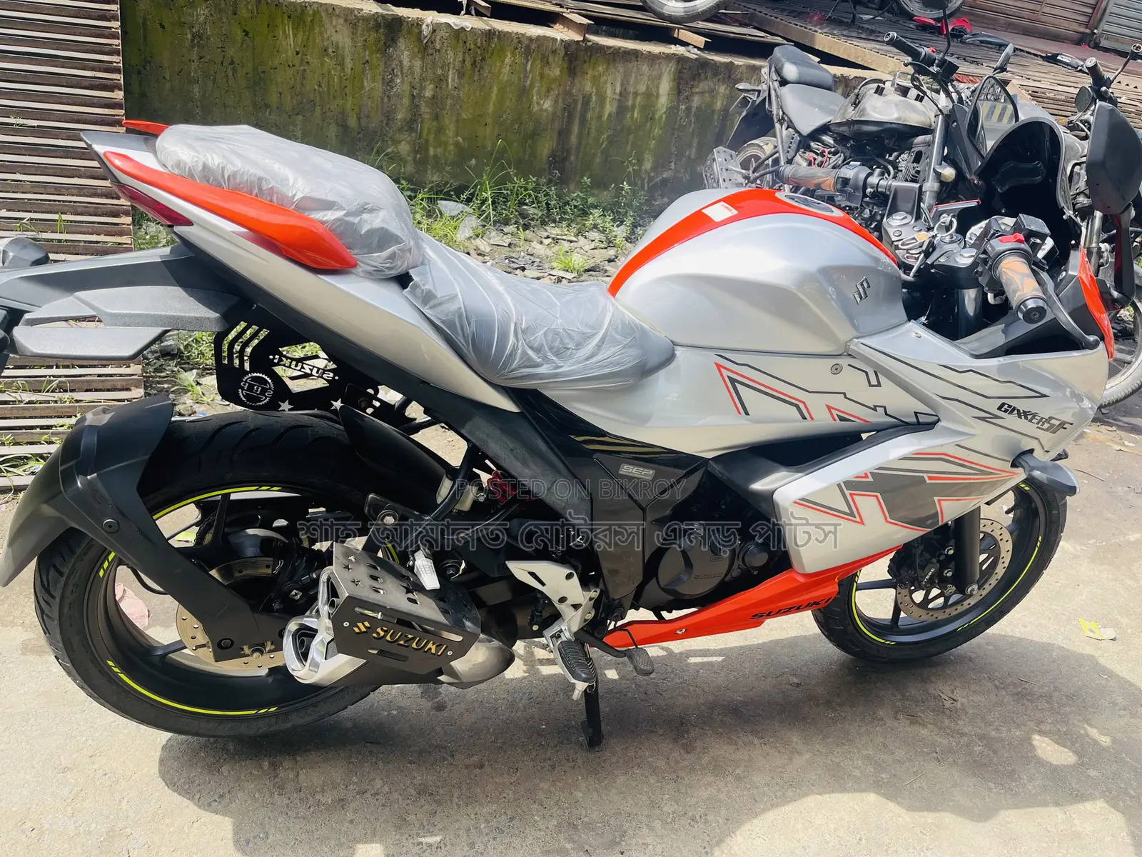 সুজুকি জিক্সার এসএফ ২০২৫ কমলা