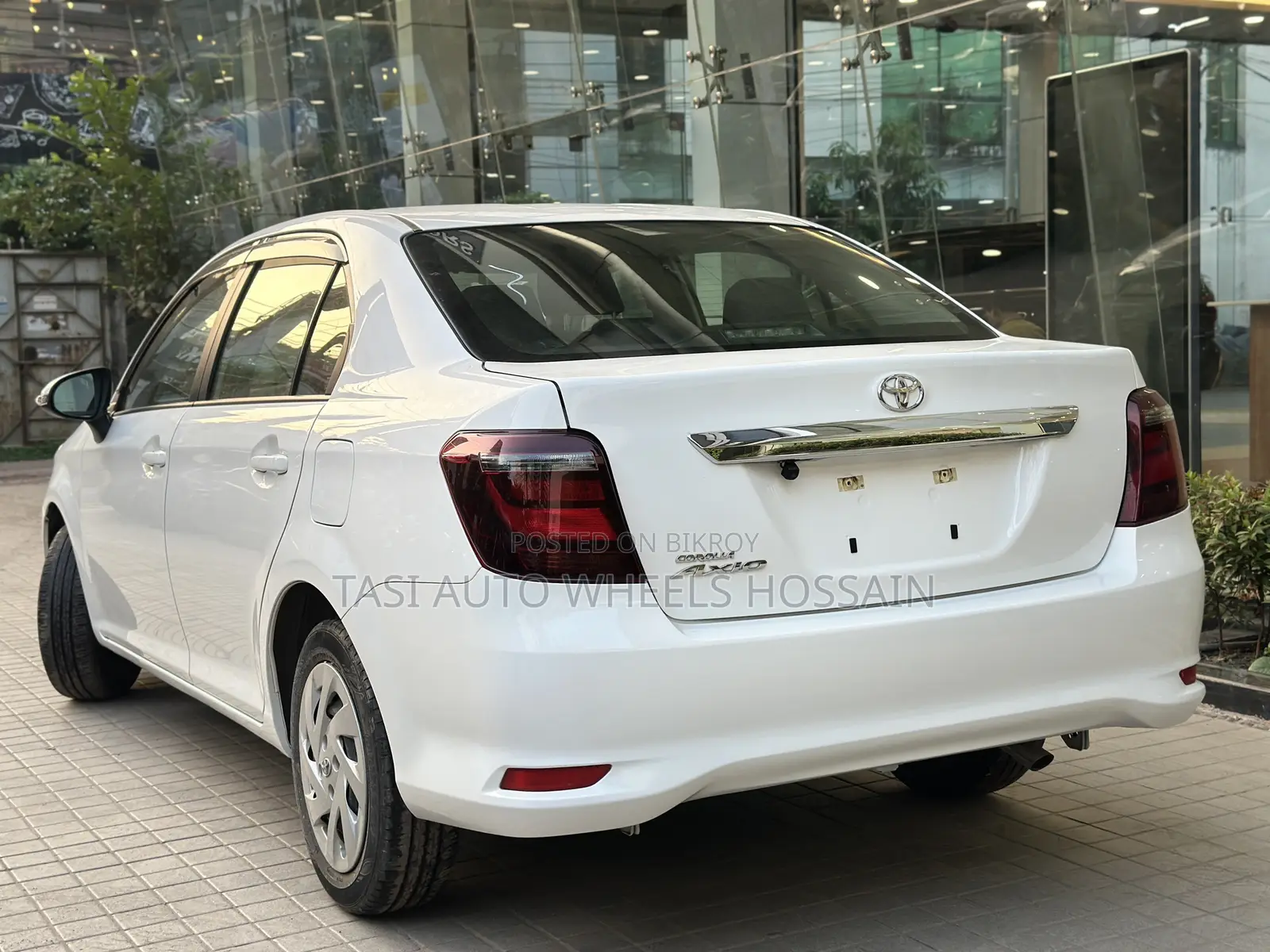 টয়োটা এক্সিও ২০২৩ সাদা