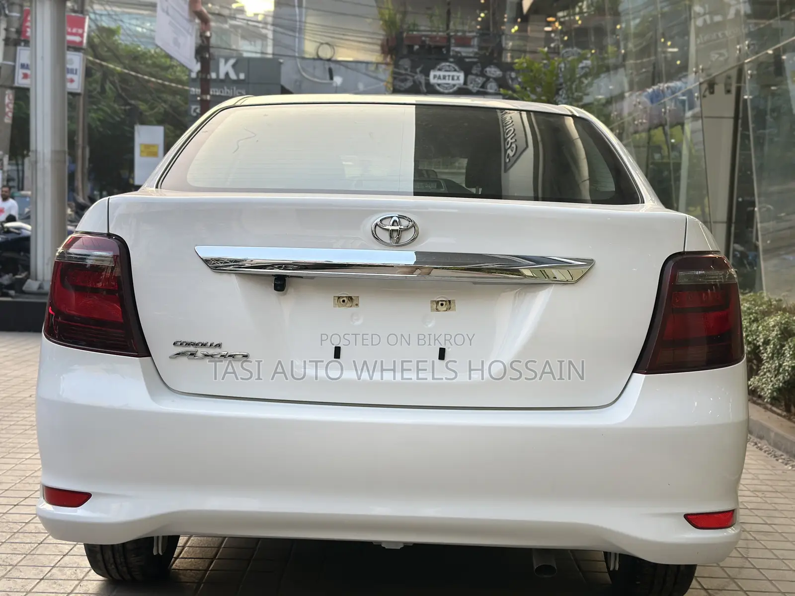 টয়োটা এক্সিও ২০২৩ সাদা