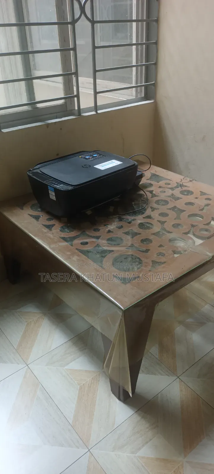 টেবিলের সাথে প্রিন্টার ফ্রি