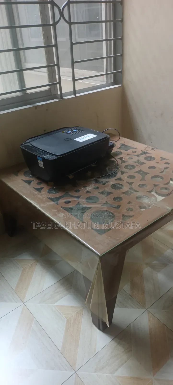 টেবিলের সাথে প্রিন্টার ফ্রি