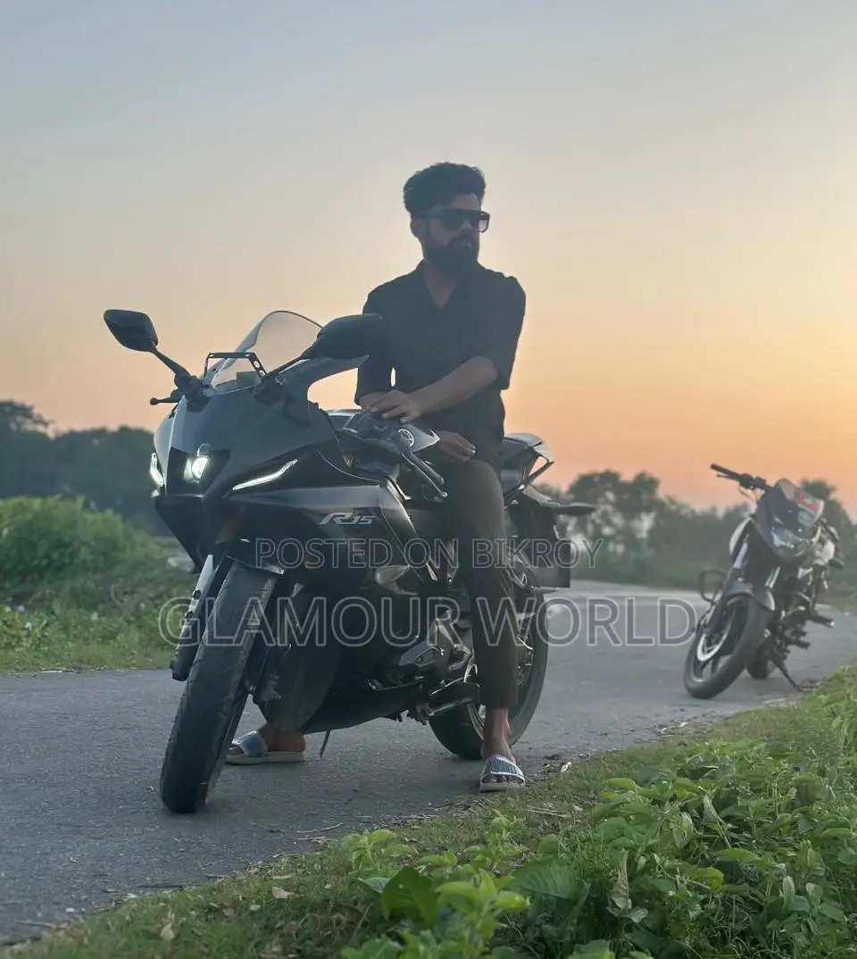 ইয়ামাহা আর১ ২০২২ কালো