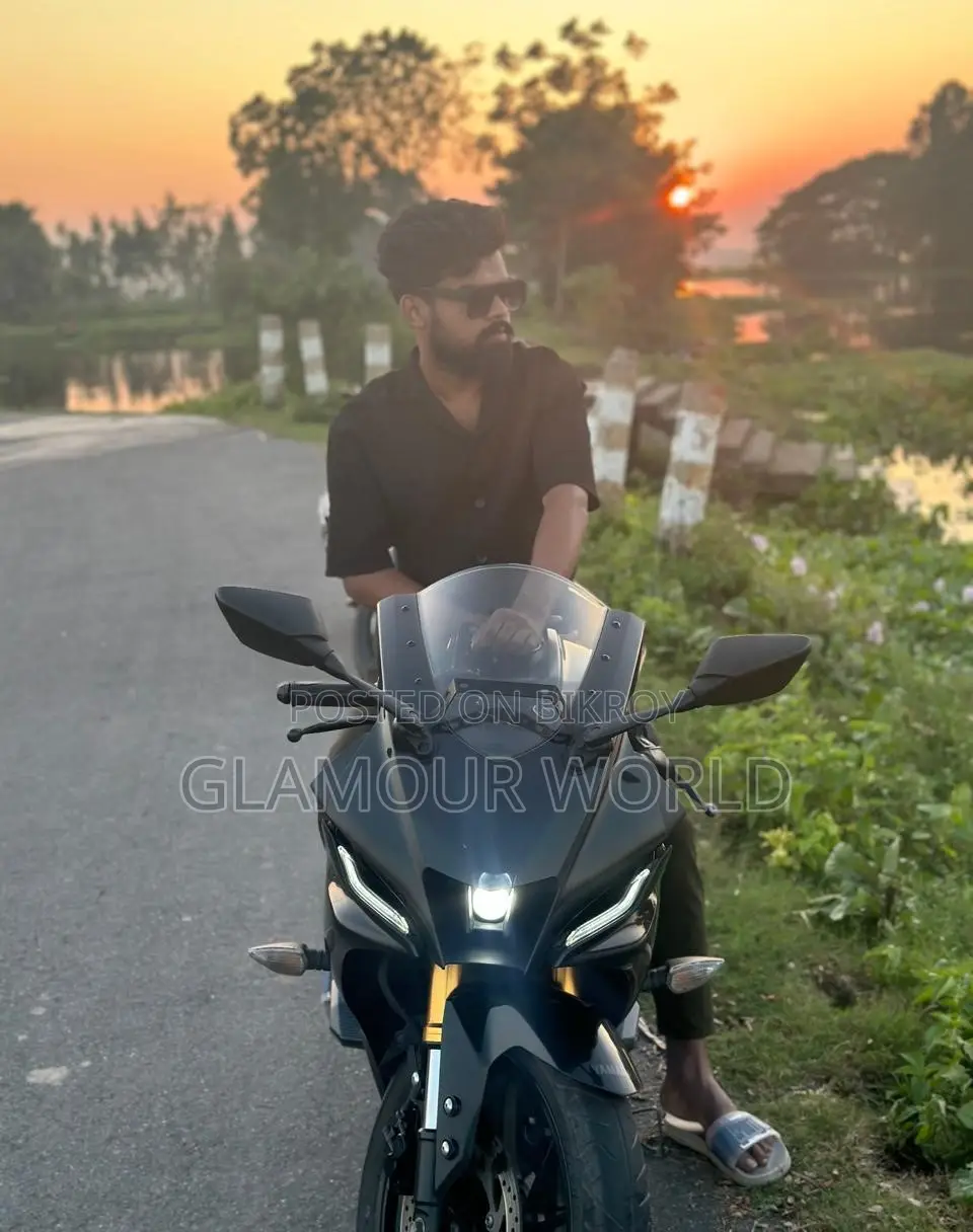 ইয়ামাহা আর১ ২০২২ কালো