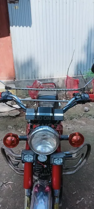 ইয়ামাহা ২০২৫ লাল