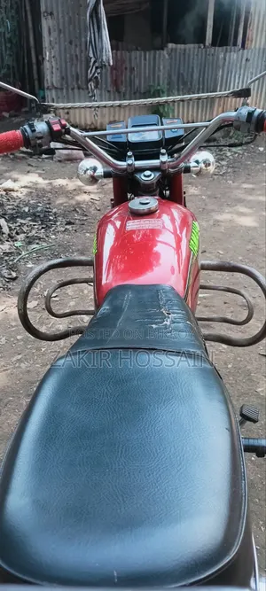 ইয়ামাহা ২০২৫ লাল