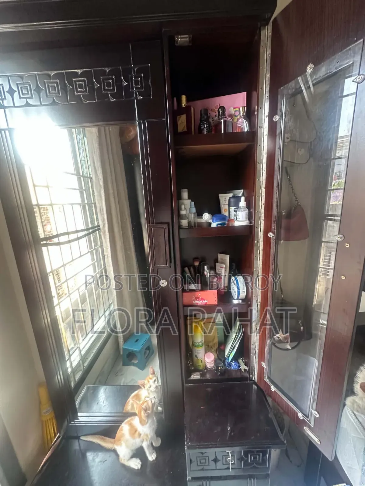 কাঠের ড্রেসিং টেবিল
