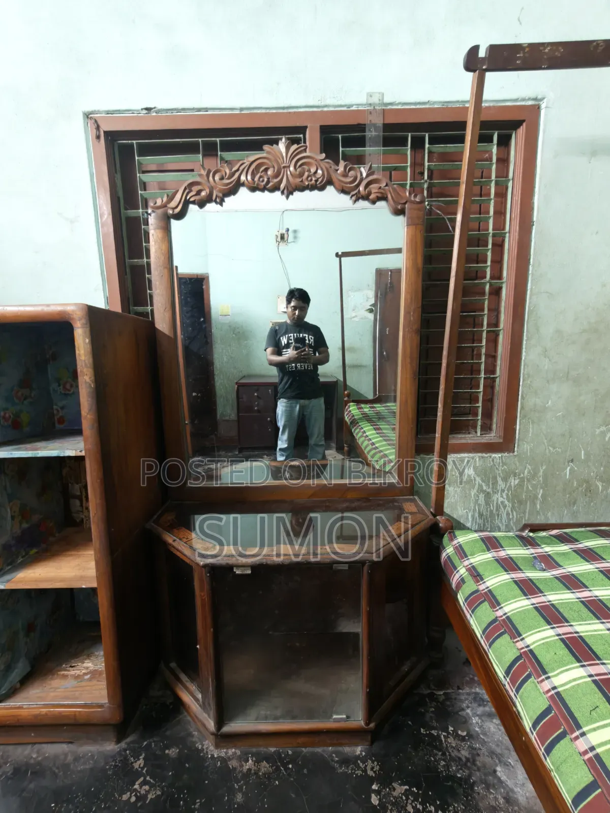 কাঠের ড্রেসিং টেবিল