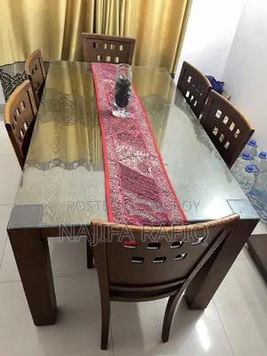 ডাইনিং টেবিল