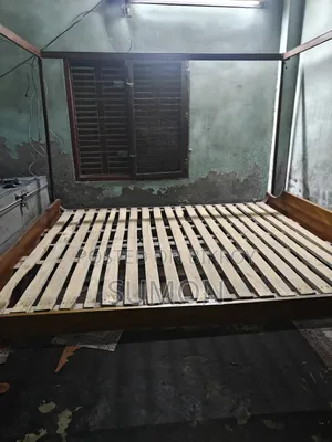 মজবুত কাঠের খাট