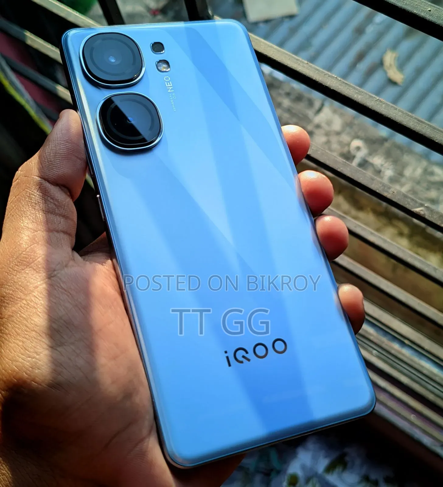 আইকিউওও ২৫৬ জিবি ব্লু