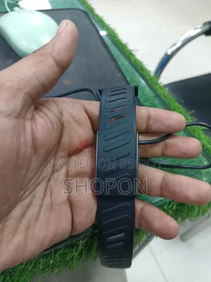 স্ক্রিনলেস ফিটনেস ব্যান্ড