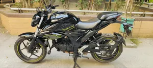 সুজুকি গিক্সার ২০২৩ কালো