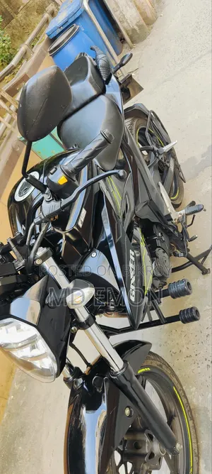 সুজুকি গিক্সার ২০২৩ কালো