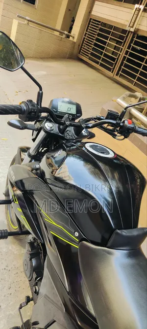 সুজুকি গিক্সার ২০২৩ কালো