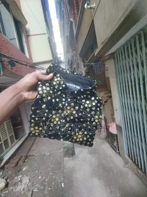গোল্ডেন সিকোয়েন্স ওয়ার্ক সহ কালো ফ্যােন্সি শার্ট