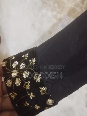 গোল্ডেন সিকোয়েন্স ওয়ার্ক সহ কালো ফ্যােন্সি শার্ট