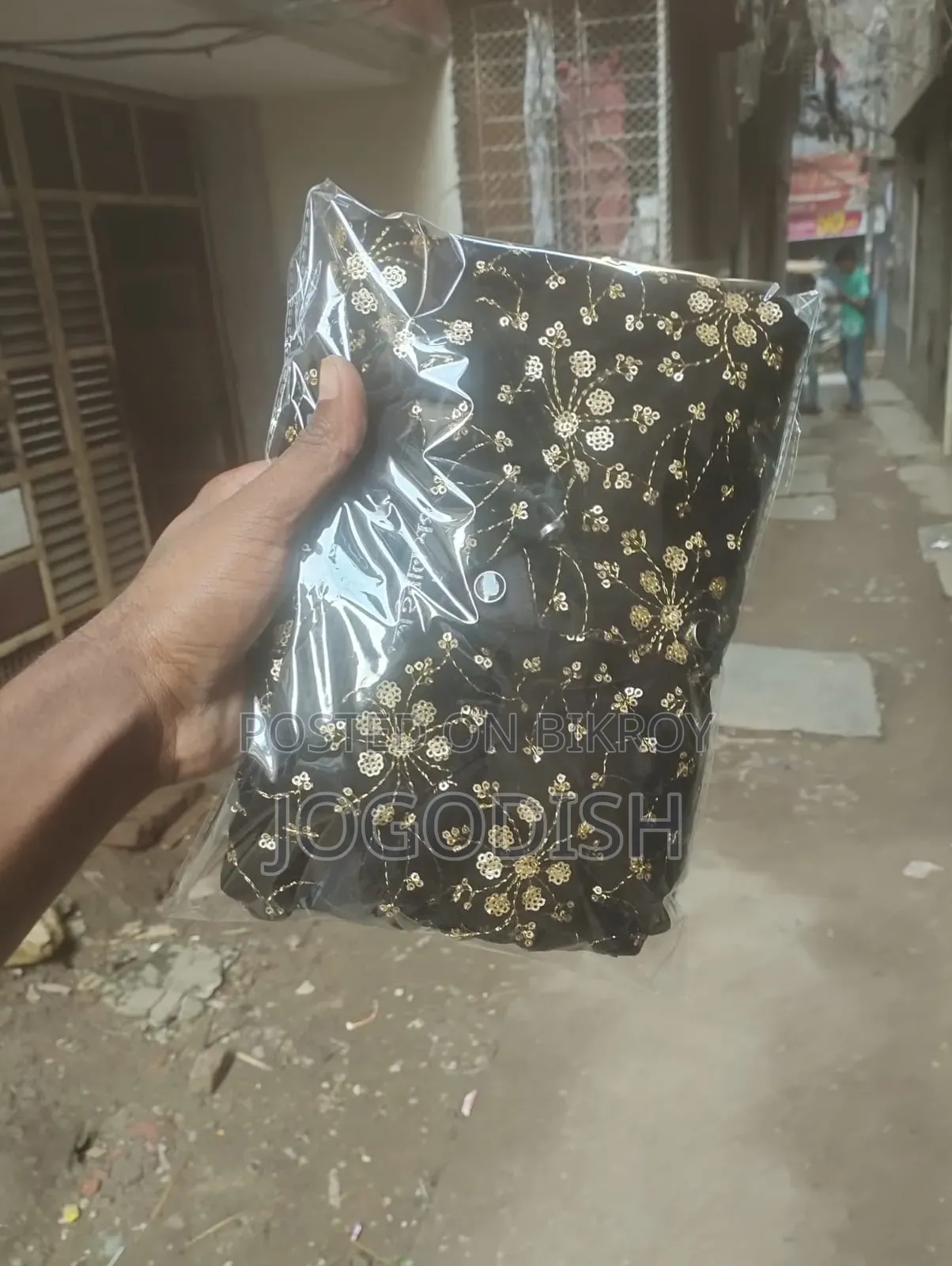 গোল্ডেন সিকোয়েন্স ওয়ার্ক সহ কালো ফ্যােন্সি শার্ট