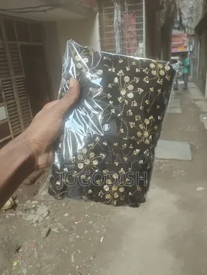 গোল্ডেন সিকোয়েন্স ওয়ার্ক সহ কালো ফ্যােন্সি শার্ট