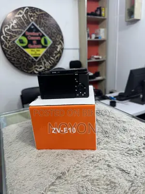 Sony ZV-E10 Super Fresh Body With Kit Lens