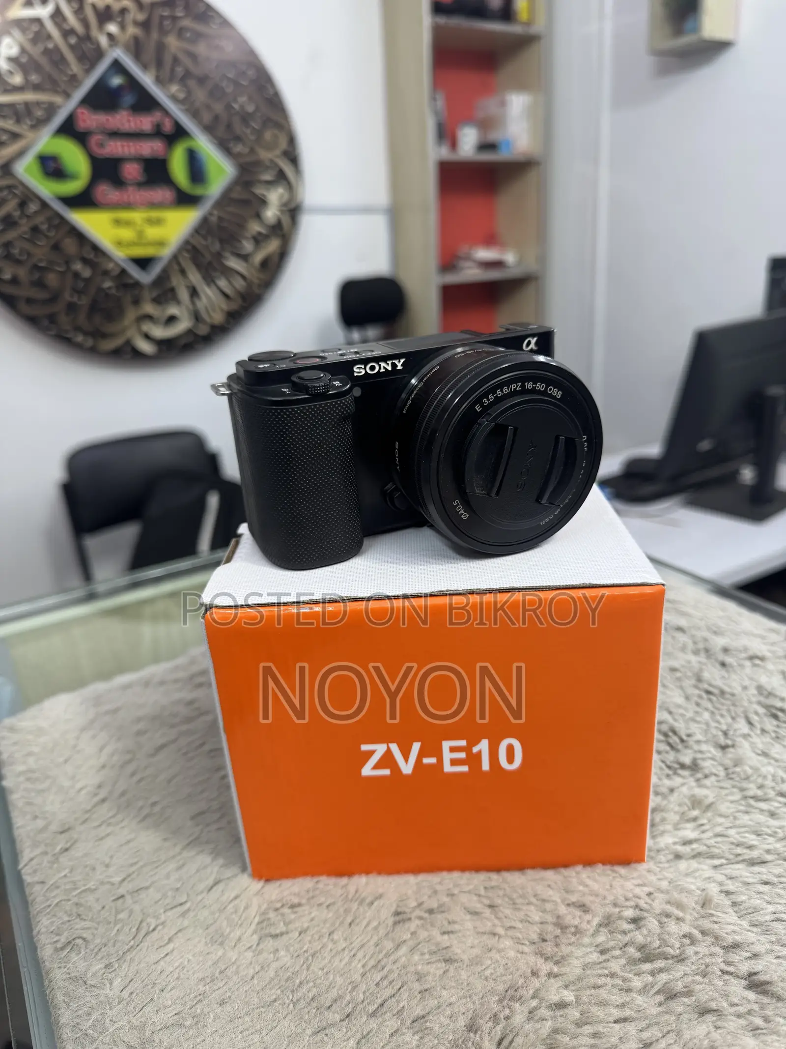 Sony ZV-E10 Super Fresh Body With Kit Lens