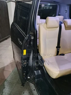 Toyota Noah 2.0 143hp FWD (7 Seater) 2012 Gray