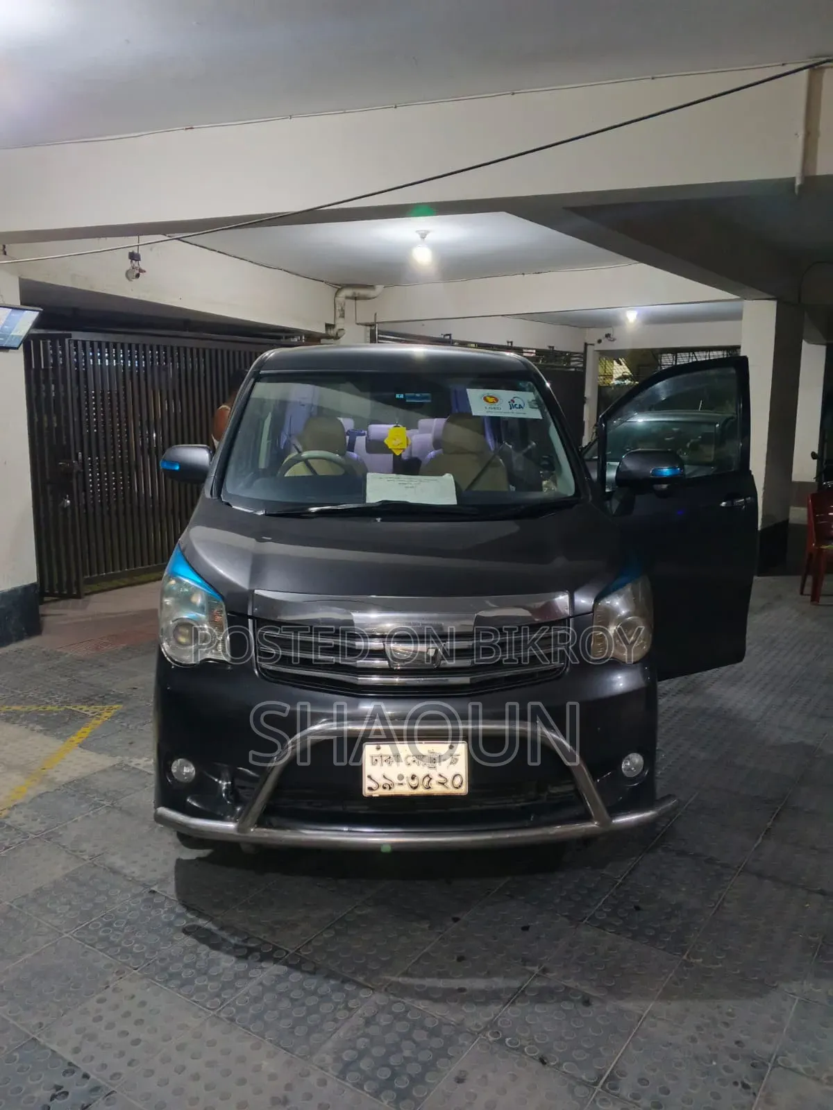 Toyota Noah 2.0 143hp FWD (7 Seater) 2012 Gray