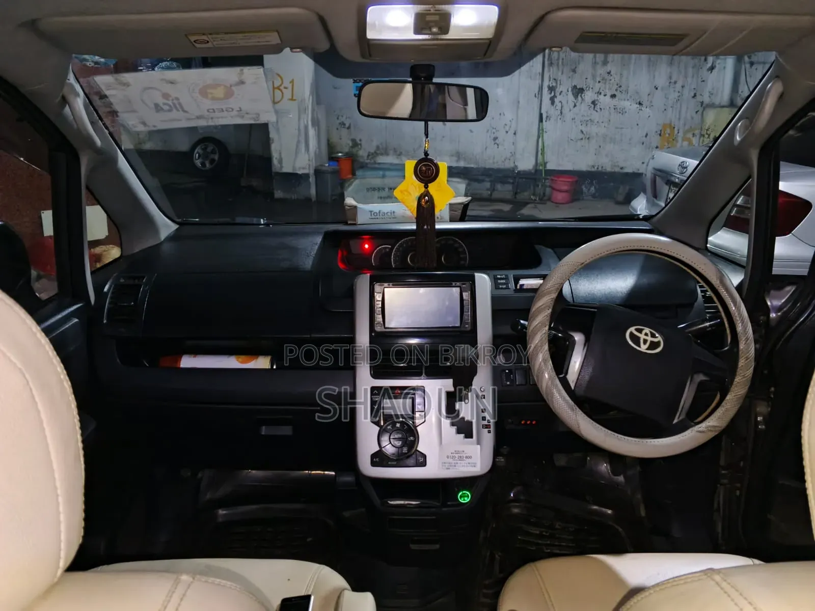 Toyota Noah 2.0 143hp FWD (7 Seater) 2012 Gray