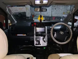 Toyota Noah 2.0 143hp FWD (7 Seater) 2012 Gray