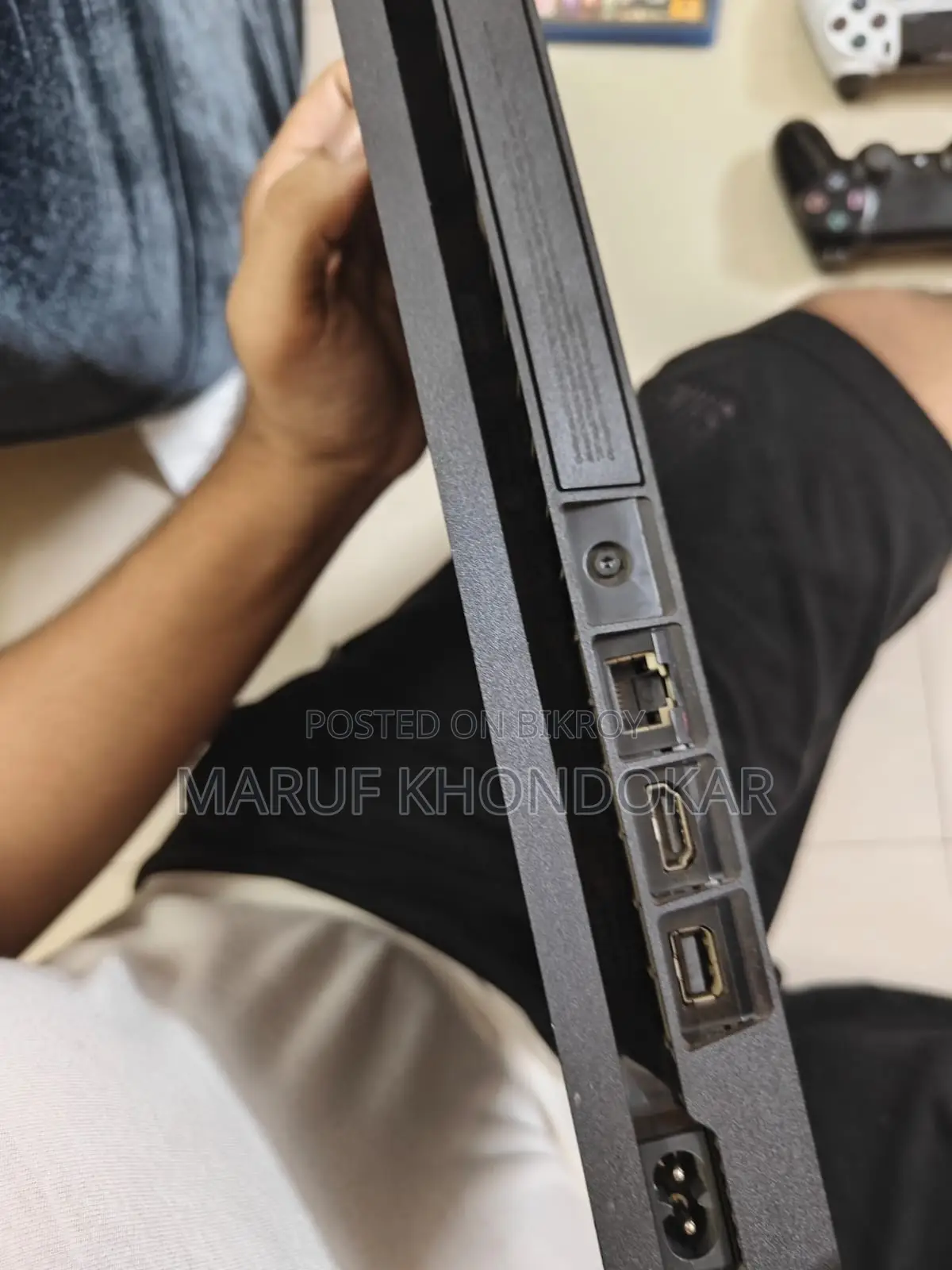 জিটিএ ৫ এবং ২টি কন্ট্রোলারের সাথে পিএস৪ স্লিম যার একটি অরিজিনাল এবং একটি দারাজ থেকে কেনা