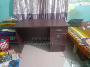 ডেস্ক/পড়ার টেবিল