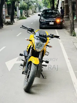 সুজুকি জিক্সার ২০২৪ হলুদ