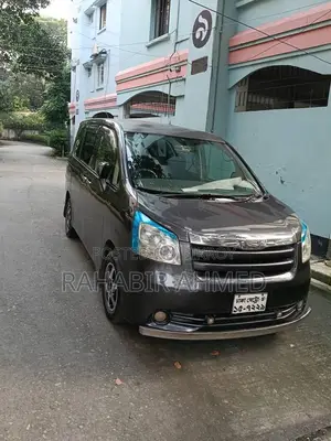 Toyota Noah 2.0 143hp All-Wheel Drive (7 Seater) 2010 Gray