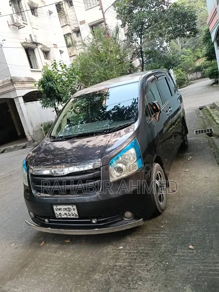 Toyota Noah 2.0 143hp All-Wheel Drive (7 Seater) 2010 Gray