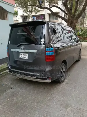 Toyota Noah 2.0 143hp All-Wheel Drive (7 Seater) 2010 Gray