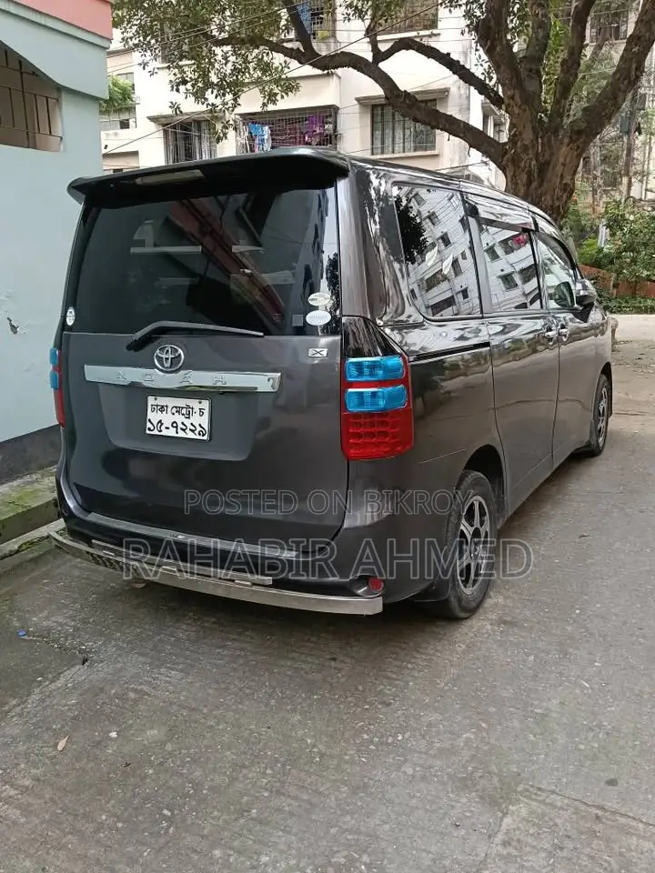 Toyota Noah 2.0 143hp All-Wheel Drive (7 Seater) 2010 Gray