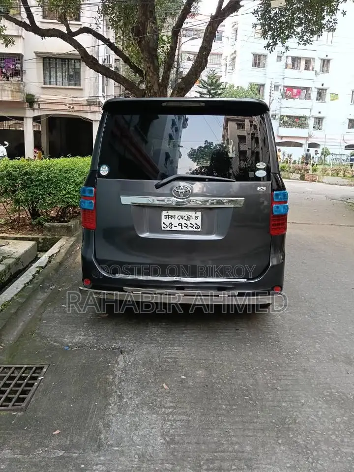 Toyota Noah 2.0 143hp All-Wheel Drive (7 Seater) 2010 Gray
