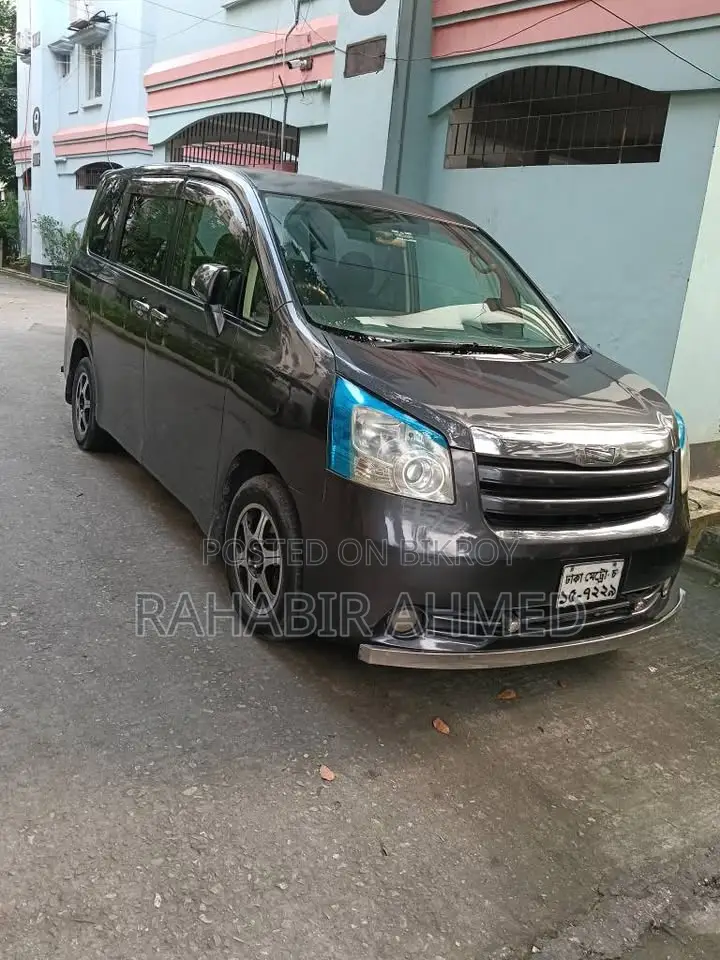 Toyota Noah 2.0 143hp All-Wheel Drive (7 Seater) 2010 Gray