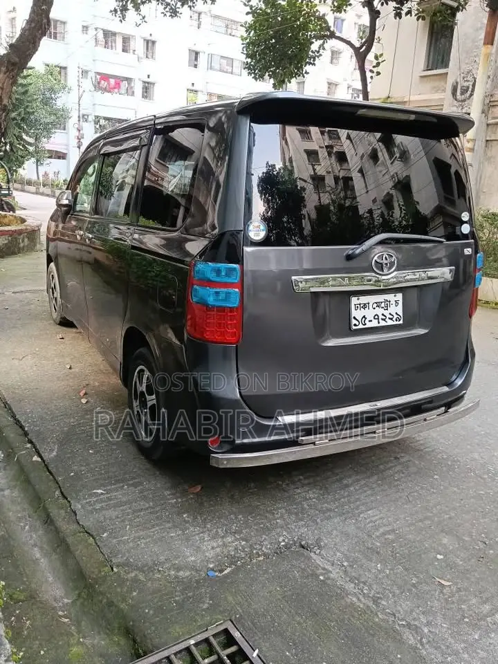 Toyota Noah 2.0 143hp All-Wheel Drive (7 Seater) 2010 Gray