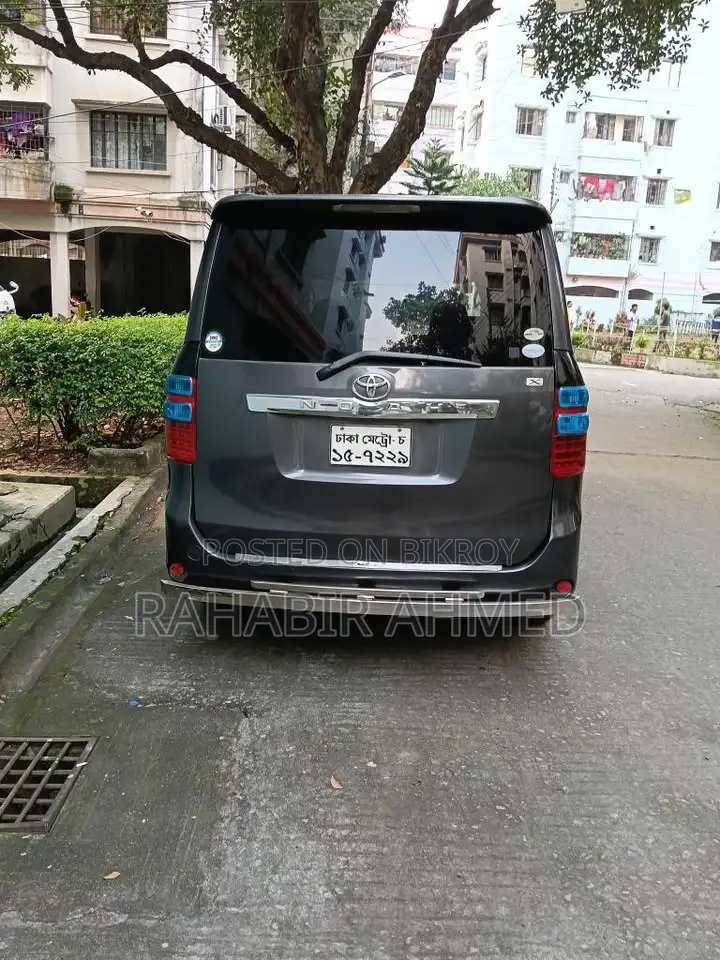 Toyota Noah 2.0 143hp All-Wheel Drive (7 Seater) 2010 Gray