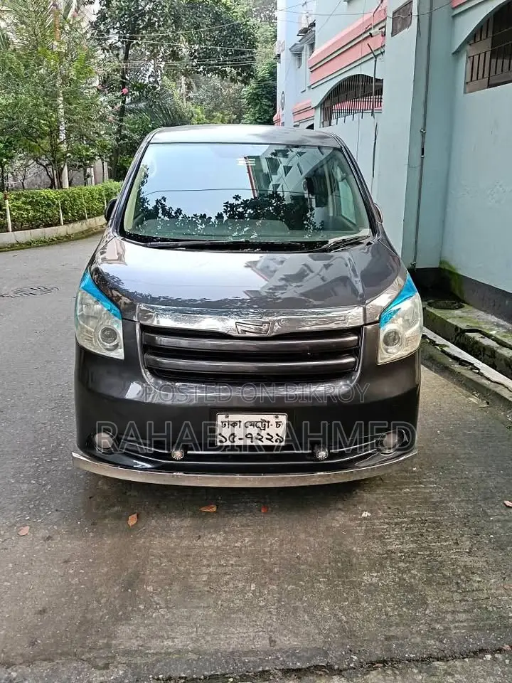 Toyota Noah 2.0 143hp All-Wheel Drive (7 Seater) 2010 Gray
